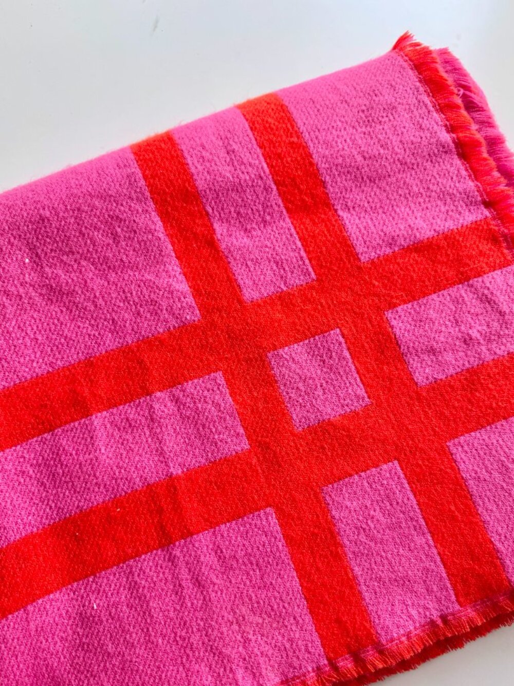 KATE SPADE Pink Orange Check 100% Acrylic Fringed 70" x 60" Throw Blanket - Picture 2 of 6